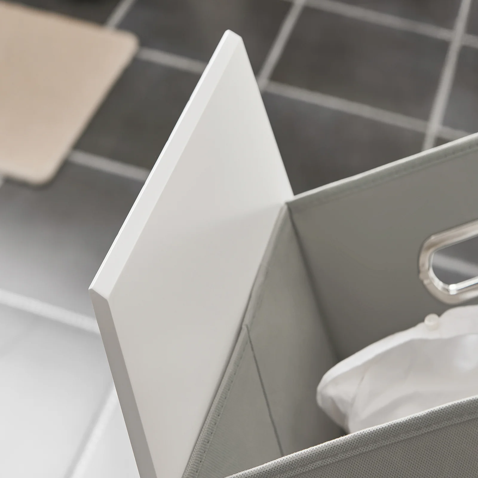 SoBuy BZR100-W Badkamerkast, Lage Kast, Smal Badkamerkastje, Halfhoge Opbergkast, Opbergplank, Badkamermeubel met 1 Kantelbare Wasmand - Image 8