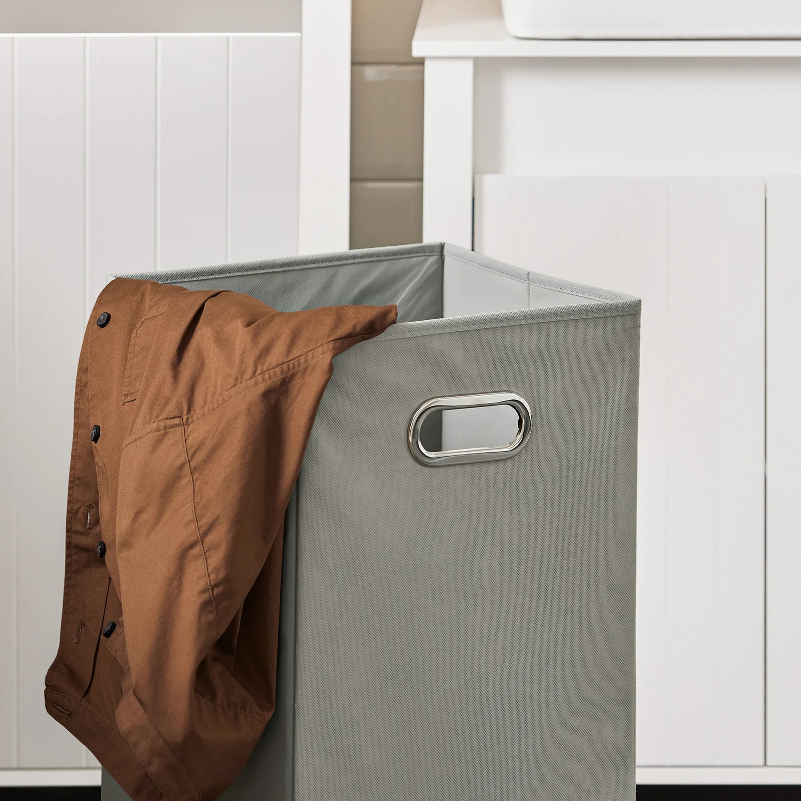 SoBuy BZR102-W Badkamerkast met Wasmand, Houten Hoge Kast, Smalle Opbergkast met 3 Planken en 1 Verwijderbare Waszak, Wit, 45 x 35 x 171 cm - Image 7