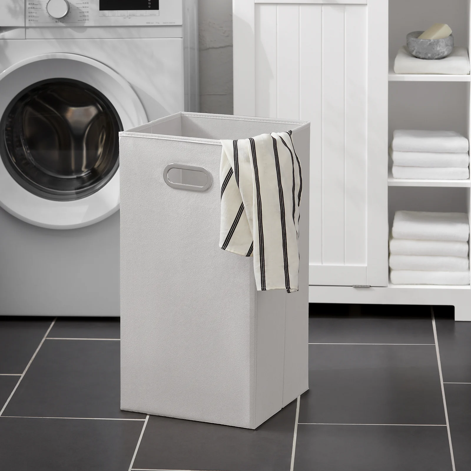 SoBuy BZR104-W Hoge Badkamerkast met Wasmand Slanke Vrijstaande Badkamerkast, Smal Opbergmeubel met Planken, Handdoekenrek, Wit 60x37x171 cm - Image 6