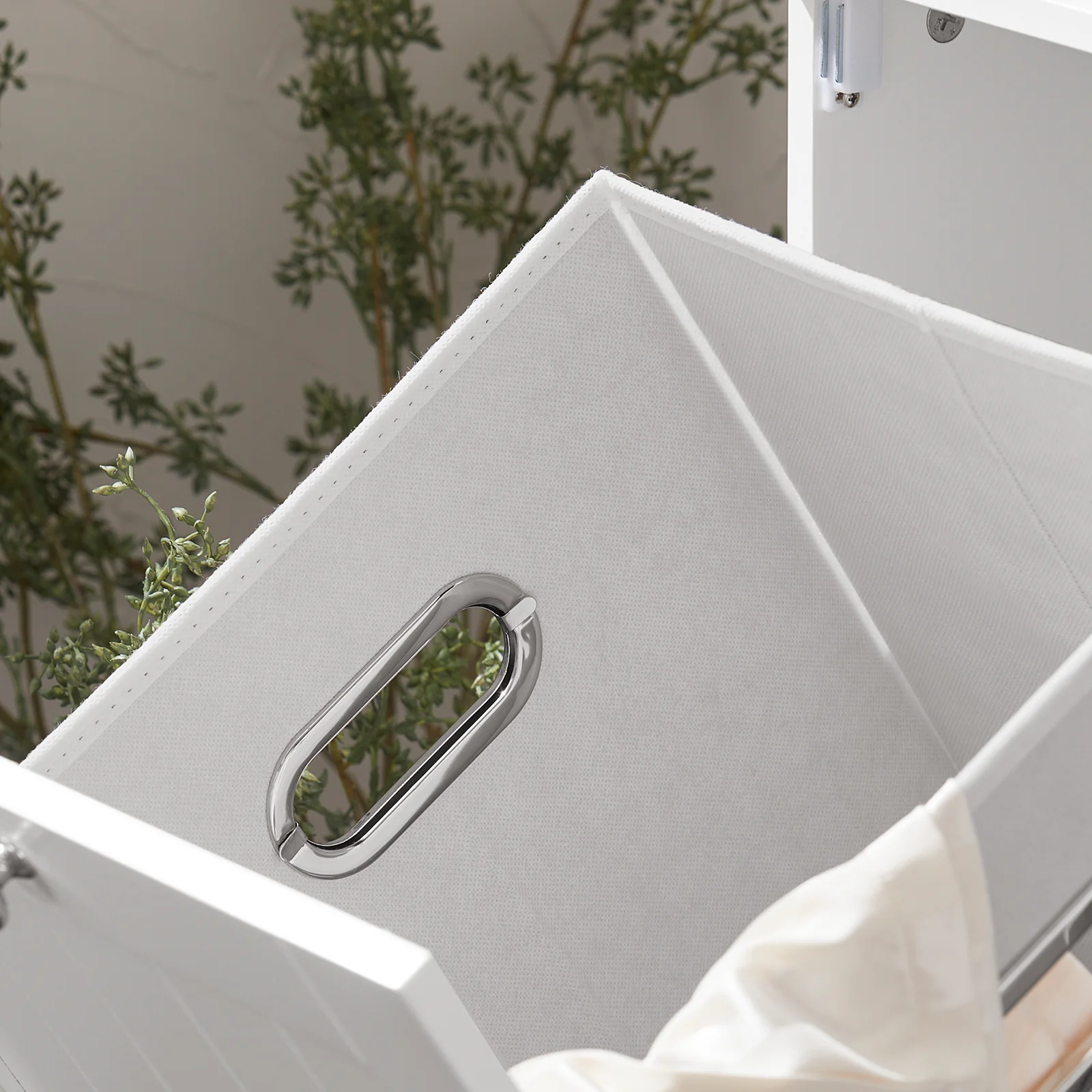 SoBuy BZR105-W Badkamerkast met Wasmand – Compacte Onderkast met Hangend Wasmandje en 3 Open Planken, Witte Houten Opbergkast, 60x37x86 cm - Image 12