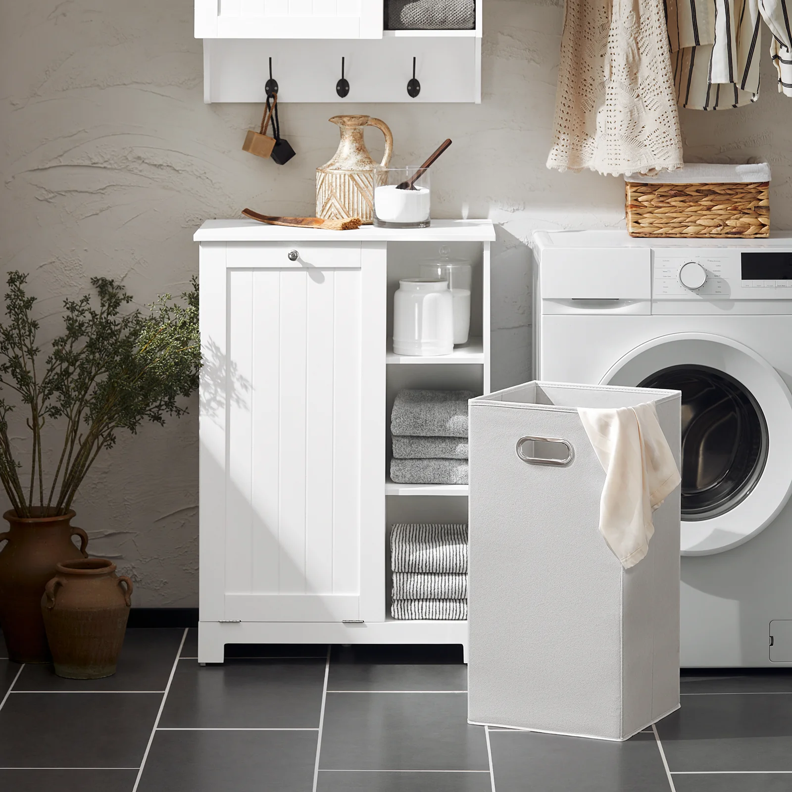 SoBuy BZR105-W Badkamerkast met Wasmand – Compacte Onderkast met Hangend Wasmandje en 3 Open Planken, Witte Houten Opbergkast, 60x37x86 cm - Image 4