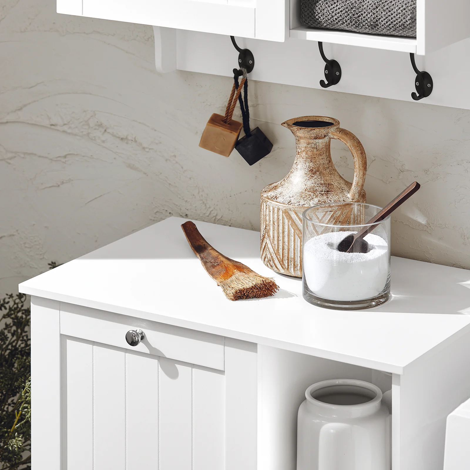 SoBuy BZR105-W Badkamerkast met Wasmand – Compacte Onderkast met Hangend Wasmandje en 3 Open Planken, Witte Houten Opbergkast, 60x37x86 cm - Image 9