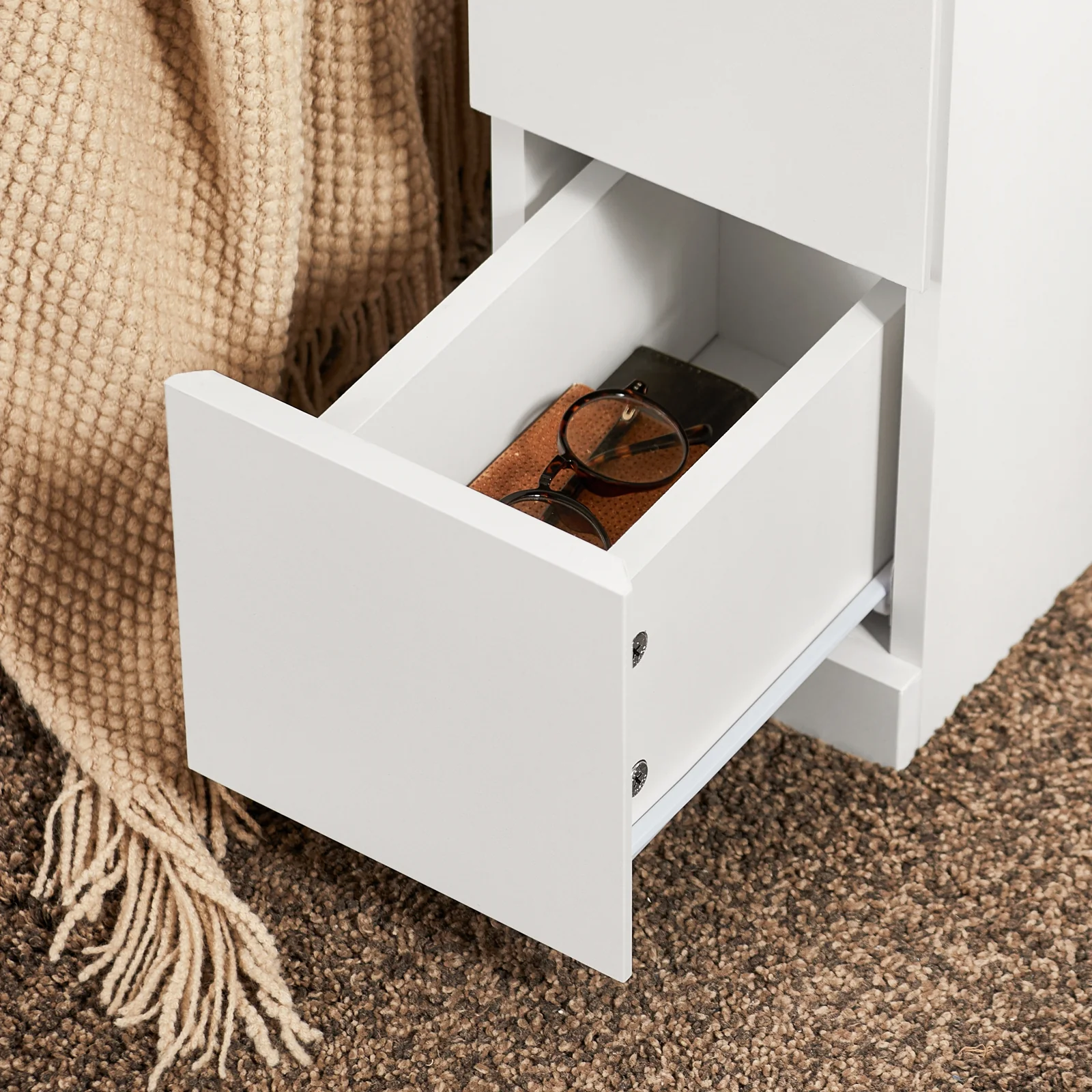 Pre-order SoBuy FBT149-WN Smalle Nachtkast – Moderne Bijzettafel met 2 Lades en Open Plank – Ideaal voor Slaapkamer of Woonkamer – Wit – 20 x 35 x 60 cm - Image 7
