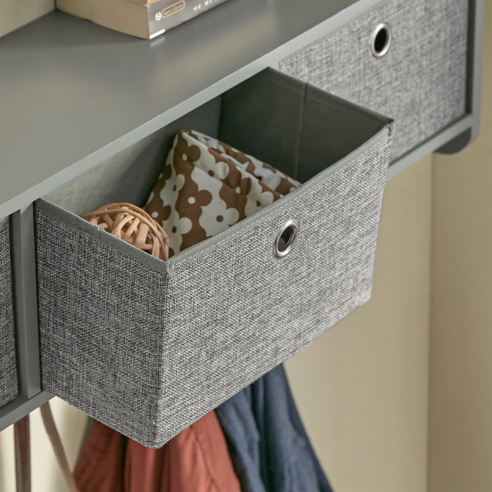 SoBuy FRG282-HG Wandkapstok met 5 Haken en 3 Mandjes – Houten Wandkapstok, Halmeubel met Plank – Hangende Kledingopslag voor Slaapkamer, Woonkamer, Badkamer – Grijs 100x20x30cm - Image 10