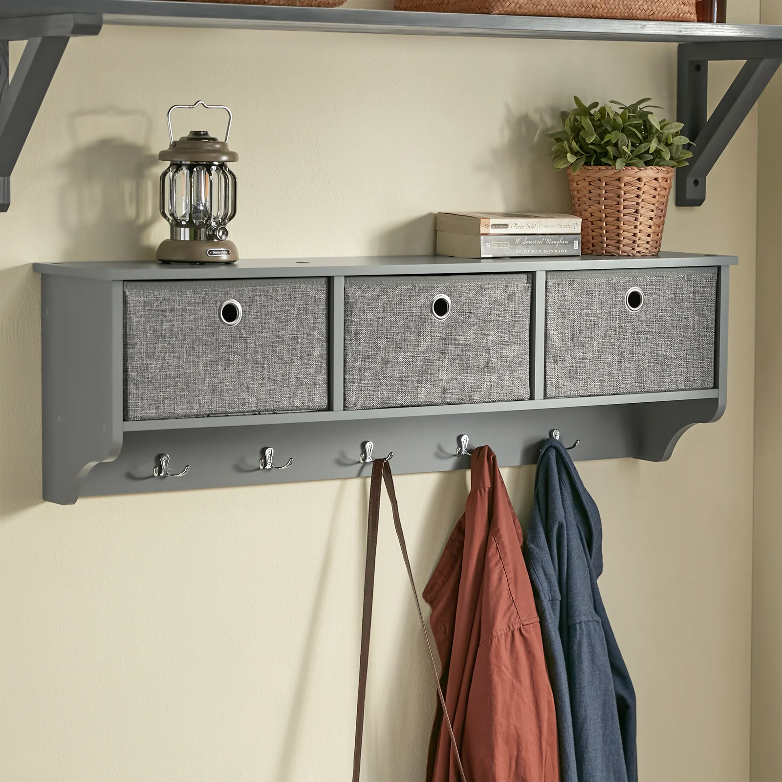 SoBuy FRG282-HG Wandkapstok met 5 Haken en 3 Mandjes – Houten Wandkapstok, Halmeubel met Plank – Hangende Kledingopslag voor Slaapkamer, Woonkamer, Badkamer – Grijs 100x20x30cm - Image 4
