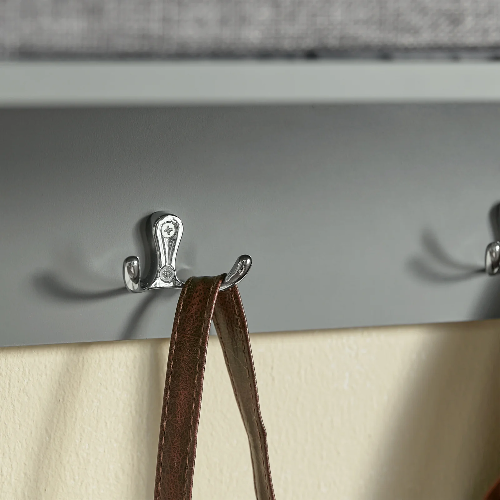 SoBuy FRG282-HG Wandkapstok met 5 Haken en 3 Mandjes – Houten Wandkapstok, Halmeubel met Plank – Hangende Kledingopslag voor Slaapkamer, Woonkamer, Badkamer – Grijs 100x20x30cm - Image 7