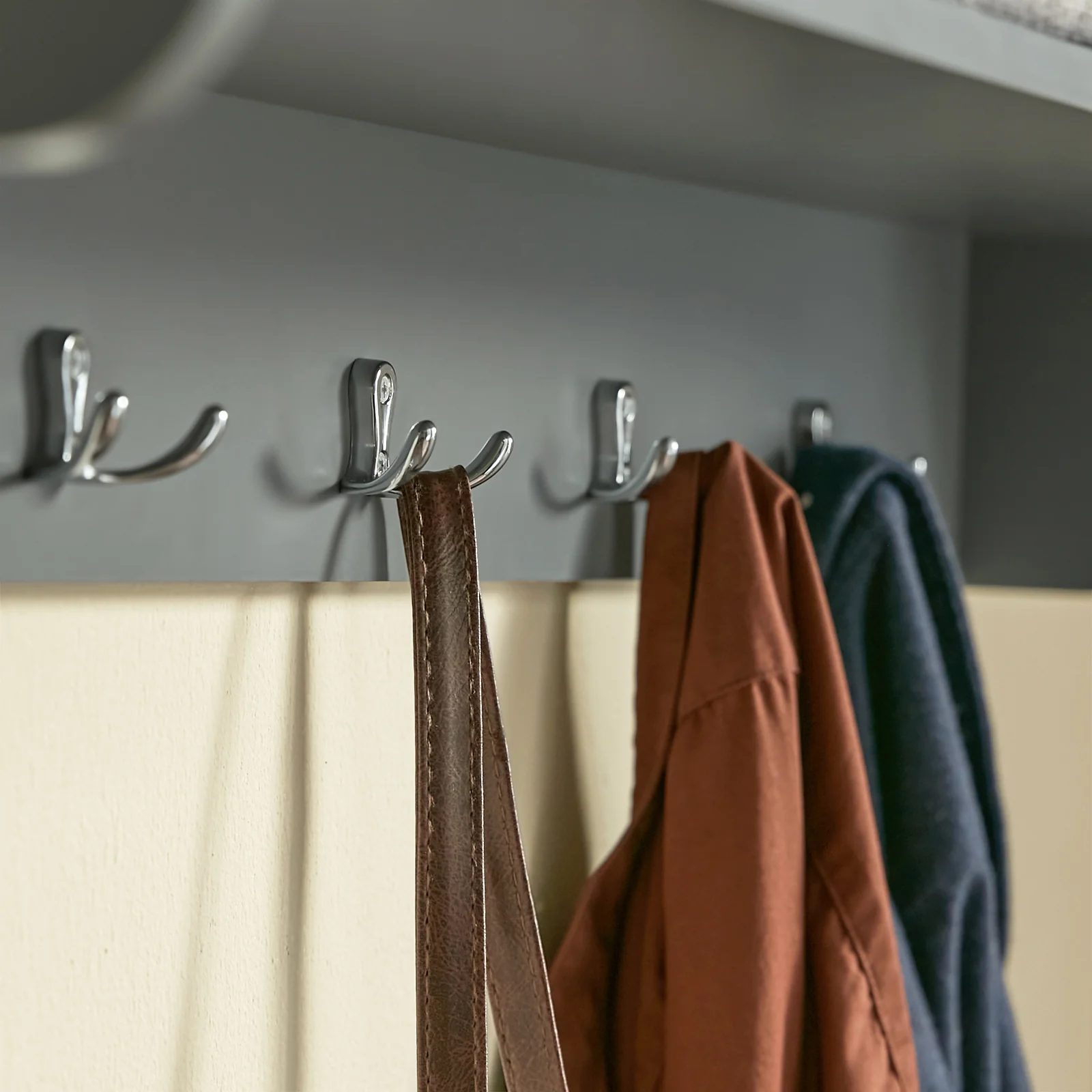 SoBuy FRG282-HG Wandkapstok met 5 Haken en 3 Mandjes – Houten Wandkapstok, Halmeubel met Plank – Hangende Kledingopslag voor Slaapkamer, Woonkamer, Badkamer – Grijs 100x20x30cm - Image 8
