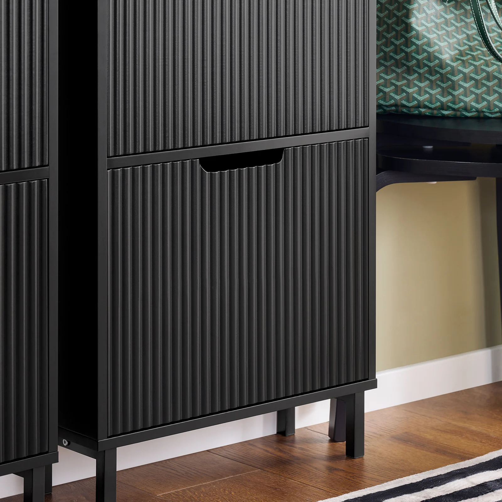 SoBuy FSR177-H-SCH Schoenenkast met 3 Deurtjes, Moderne Schoenenopberger, Compacte Schoenenopslag, Smalle Schoenenkast voor Kleine Hal of Gang 50x19x130cm Zwart - Image 6