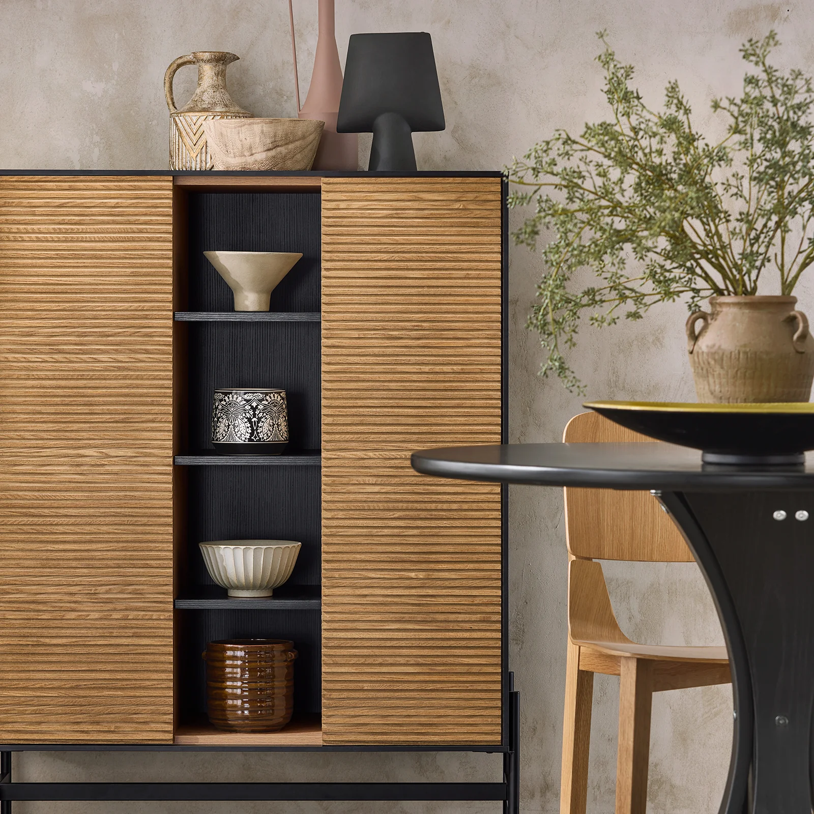 SoBuy HFSB04-SCH Dressoir, opbergkast, zijkast, opbergkast voor keuken, eetkamer, woonkamer, 2 deuren, 4 vakken, natuurlijk zwart - Image 6