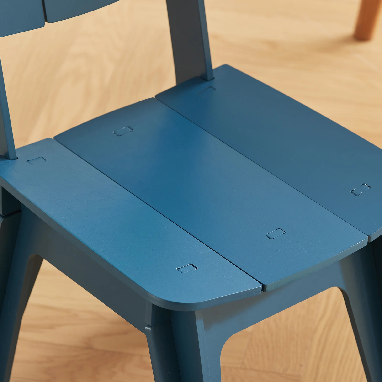 SoBuy HFST01-B Designstoel, Eetkamerstoel, Bureaustoel, Comfortabele Ergonomische, met Rugleuning, Zithoogte 41 cm, Structuur Pen-en-Gat, Hout, Blauw, 44,5x86x61 cm - Image 5