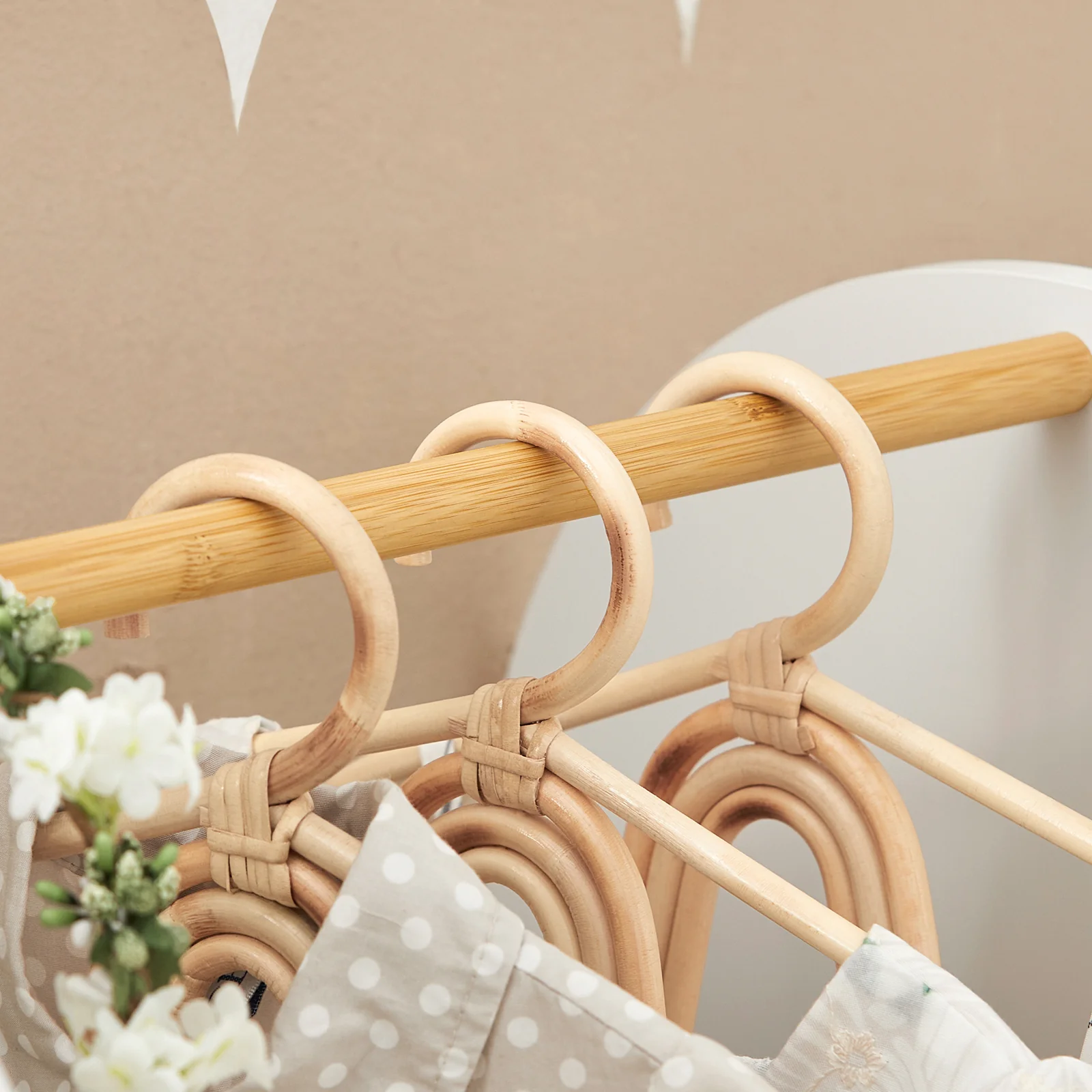 SoBuy KMB40-W Kinderkledingkast, Kinderslaapkamer Kledingrek, Kinderkledingrek, Kledingroedes, Kapstok, Kledingkasten met 3 Planken, 1 Mand en 3 Haken - Image 8