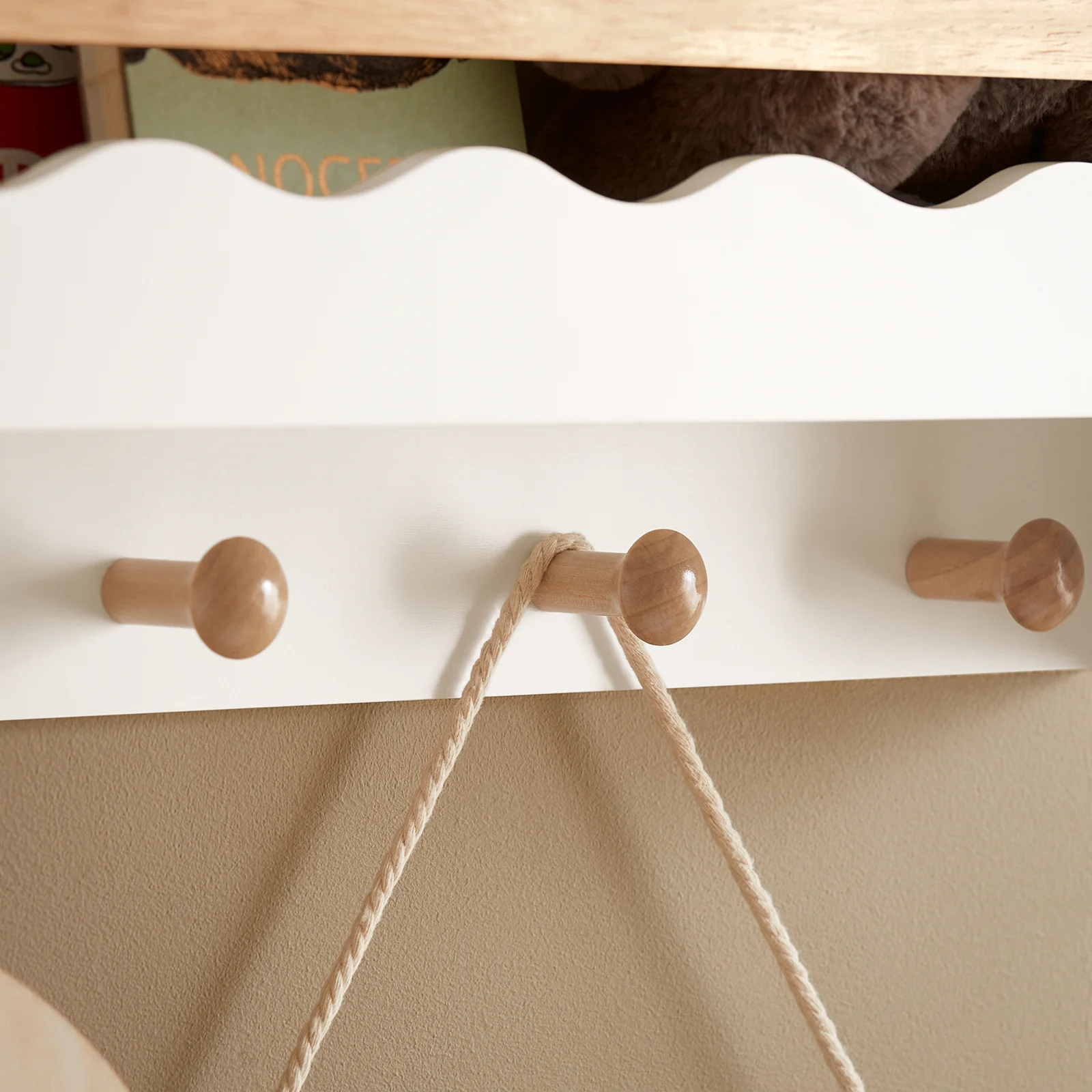 SoBuy KMB78-W Wandplank voor Kinder, Hangende Opbergplank, Kinderkapstok, Boekenplank, Wand Boekenkast met 1 Plank en 5 Haken voor Kinderkamer - Image 5